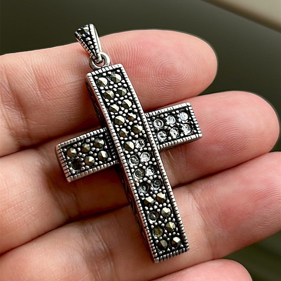 🖤Vtg Sterling silver cross with marcasite stones - Picture 1 of 12